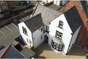 una vista aérea de una casa blanca con techo negro en Castle Manor, 4 Bed Seaside Retreat, en Scarborough