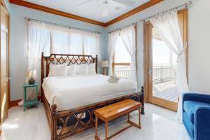 聖喬治島的住宿－Hello Sunshine，一间卧室设有一张床和一个阳台
