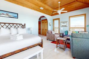 um quarto com uma cama e uma sala de estar em Hello Sunshine em St. George Island