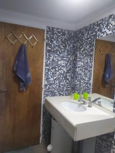 a bathroom with a sink and a mirror at Villawolf Casa para 5 personas in Federación +20 photos