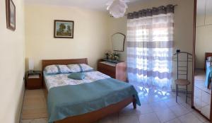 - une chambre avec un lit, une commode et une fenêtre dans l'établissement Ferienwohnung für 3 Personen 1 Kind ca 40 qm in Funtana, Istrien Istrische Riviera, à Funtana