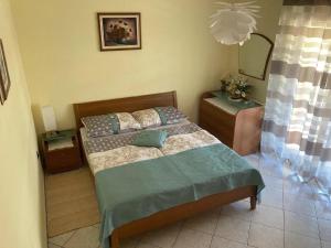 - une chambre avec un lit et une lampe dans l'établissement Ferienwohnung für 3 Personen 1 Kind ca 40 qm in Funtana, Istrien Istrische Riviera, à Funtana