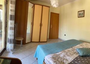 - une chambre avec un lit et une porte menant à une pièce dans l'établissement Ferienwohnung für 3 Personen 1 Kind ca 40 qm in Funtana, Istrien Istrische Riviera, à Funtana