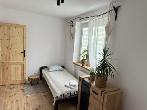 een kleine slaapkamer met een bed en een raam bij Na Zielonym Szlaku in Ustrzyki Dolne