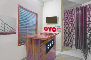 En TV eller et underholdningssystem på OYO A G M Residency