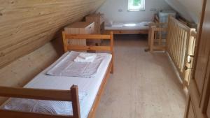 Un pat sau paturi într-o cameră la Studio für 4 Personen ca 106 qm in Gozd, Krain Innerkrain