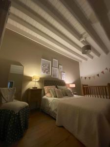 1 dormitorio con 1 cama, 1 mesa y 1 silla en Aux couleurs de la Baie à Sailly-Bray, en Noyelles-sur-Mer