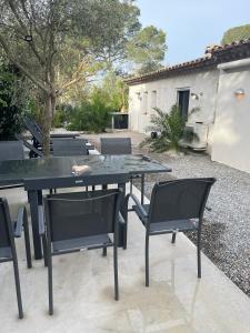 a black table and chairs on a patio at La Villa Rapha'elle in Saint-Raphaël