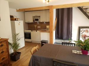 a kitchen and dining room with a table in a room at L'atelier de Jean in Velzic