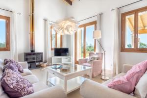 Una televisión o centro de entretenimiento en Ferienhaus mit Privatpool für 6 Personen ca 200 qm in Felanitx, Mallorca Südostküste von Mallorca