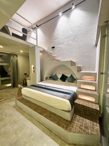 sypialnia z dużym łóżkiem w pokoju w obiekcie NYAST VALLEY RESORT, ARPORA w mieście Arpora