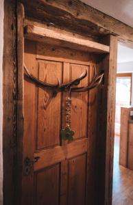 eine Holztür mit Geweihen darauf in der Unterkunft Ferienwohnung in Bach mit Garten und Grill in Bach