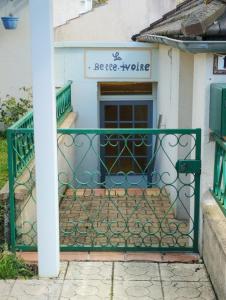 una puerta frente a un edificio con una puerta en LA BELLE IVOIRE, en Saint-Marcel