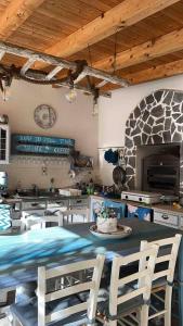 una cucina con tavolo e torta di Villa Eco-Chic a Carini