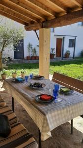 ポーヴォア・デ・ラニョゾにある3 bedrooms house with shared pool enclosed garden and wifi at Covelas Povoa de Lanhosoのテーブル(皿、グラス付)