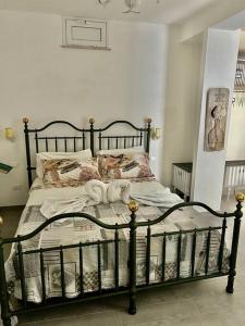 una camera da letto con un letto nero e asciugamani di Villa Eco-Chic a Carini