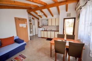 Gallery image of Gemütliche Wohnung in Novigrad mit Grill in Karpinjan