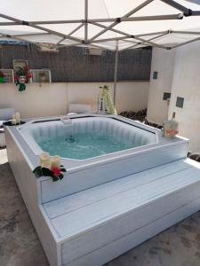 una grande vasca idromassaggio in una stanza di Villa Eco-Chic a Carini