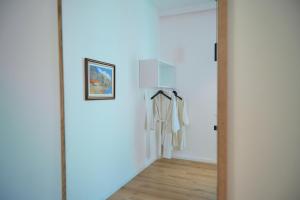 een hal met een spiegel en een witte deur bij Kalpazo Inn Tirana in Tirana