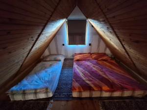 two beds in a small room in a attic at Chata u poľovníka in Nová Sedlica