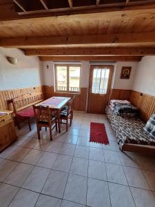 Una habitación con una mesa y una cama en una habitación en Chata u poľovníka, 