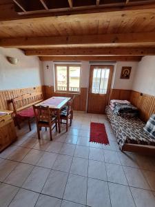 a room with a table and a bed in a room at Chata u poľovníka 