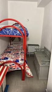 カリーニにあるVilla Eco-Chicのベッドルーム1室(二段ベッド2台、アメリカ旗のベッド1台付)