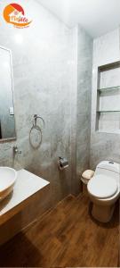 Ένα μπάνιο στο Departamento Céntrico con cochera