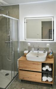 a bathroom with a sink and a shower at Appartement im Grünen, zentral in Biberach in Biberach an der Riß