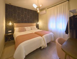 1 dormitorio con 1 cama grande y 1 silla en Hostal Casa Maria, en Batán del Puerto