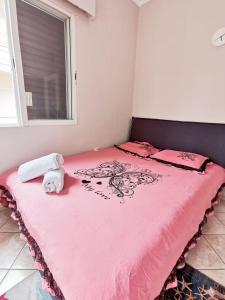 1 dormitorio con cama rosa y manta rosa en A room for girl girls lady couple share others with me and my bf en Atenas