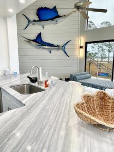 encimera de cocina con fregadero y pescado en la pared en Arnica Bay Bliss, en Elberta
