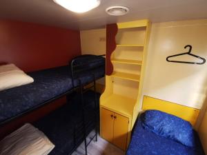 Bunk bed o mga bunk bed sa kuwarto sa Chalet in Toskana Viareggio Italie nabij Zee, Strand, Airconditioning, Zwembad, Wifi