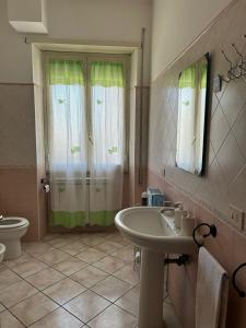 y baño con lavabo y aseo. en Mary T House, en Campagnano di Roma