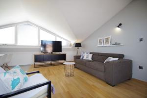 ein Wohnzimmer mit einem Sofa und einem Flachbild-TV in der Unterkunft Studio für 3 Personen ca 70 qm in Valbandon, Istrien Istrische Riviera in Valbandon