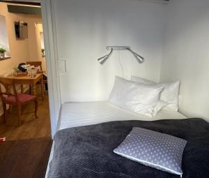 een slaapkamer met een bed met een lamp aan de muur bij Matrosenkoje in Flensburg