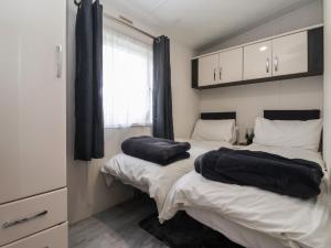 Кровать или кровати в номере Tortworth Lodge