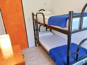 a room with two bunk beds and a table with a lamp at Casa a estrenar, Villa Martin, Casa Vista p/ 5 personas in Federación +17 photos