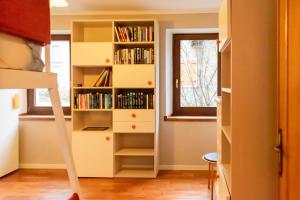 Habitación con estantería con libros en Appartamento Spazioso a 30min da Cortina, en Domegge di Cadore