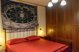 Habitación con cama con dosel en la pared en Appartamento Spazioso a 30min da Cortina, en Domegge di Cadore
