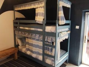 EaskeyにあるEaskey Hostelの二段ベッドが備わるドミトリールームのベッド1台分です。