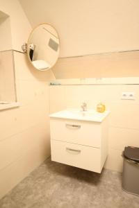 A bathroom at Appartement in Kurort Jonsdorf mit Terrasse, Grill und Garten