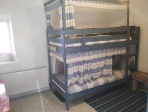 Rúm í herbergi á Easkey Hostel