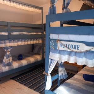 Rúm í herbergi á Easkey Hostel