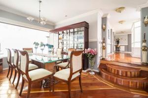 a dining room with a table and chairs at Luxury Home Embajada Americana in Quito