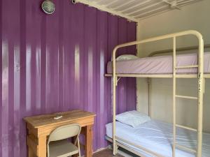 a room with a bunk bed and a desk and a bunk bedweredweredwered at EL TUMBO in Rivas