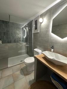 een badkamer met een wastafel, een toilet en een bad bij Krasas Beach in Larnaka