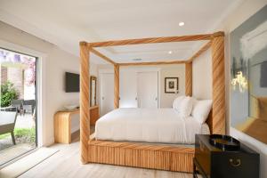 En eller flere senge i et værelse på 380 at Silverado condo