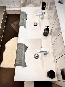 奧伯豪森的住宿－Modern City Suites，浴室配有带水槽的白色台面