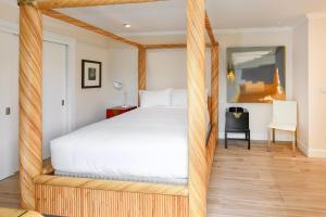 En eller flere senge i et værelse på 380 at Silverado condo